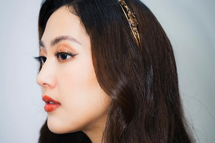 Sherina Munaf memeluk kucing Lili yang kurus usai diselamatkan. (Instagram.com @sherinamunaf)

