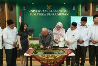 Penandatanganan prasasti menandai peresmian Smart Class di Universitas Islam Negeri Sumatera Utara sebagai simbol kolaborasi antara dunia akademik dan industri bersama Musim Mas Group dalam mendukung peningkatan kualitas pendidikan di Indonesia.