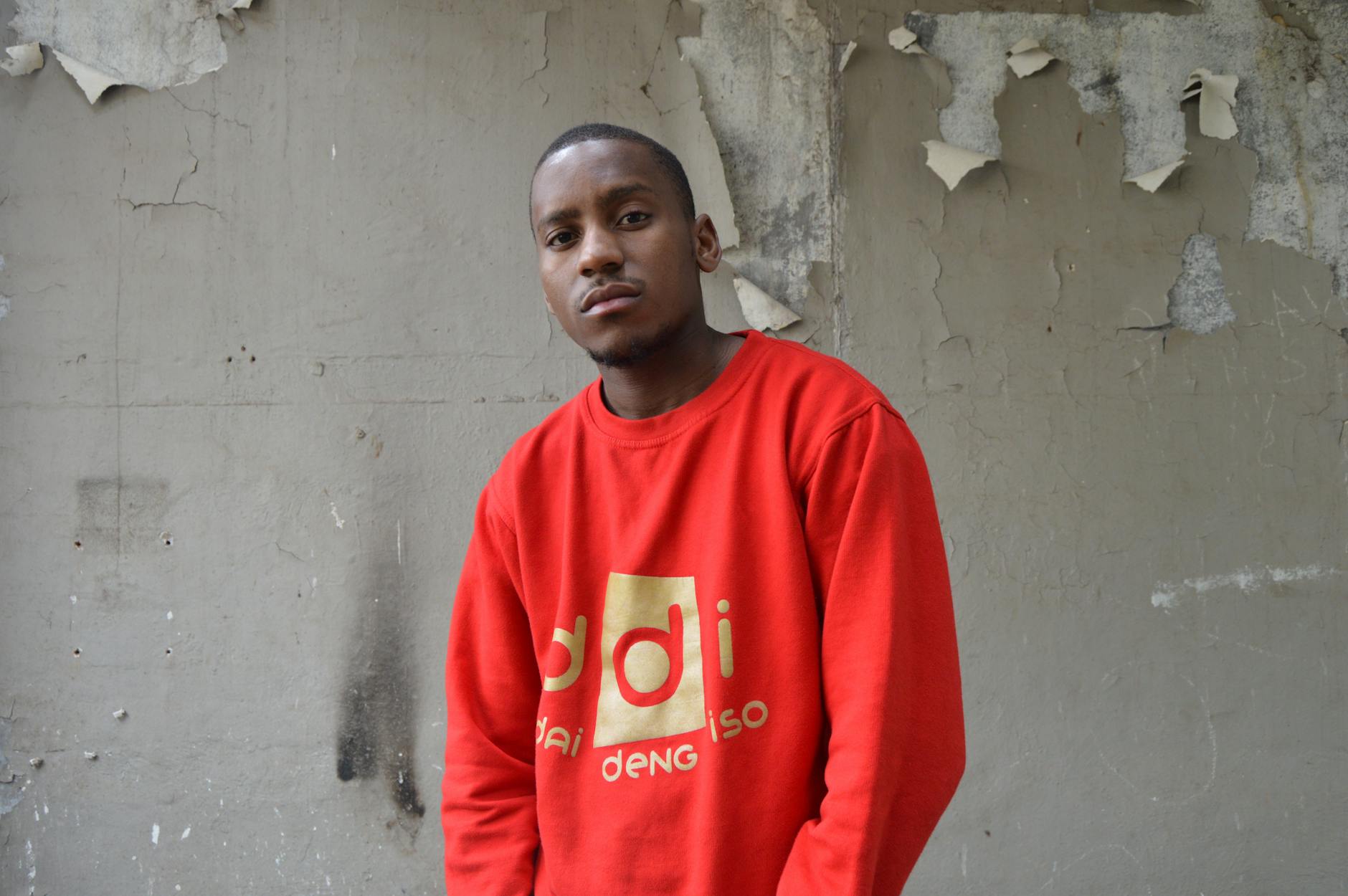 Logo Denada dengan desain modern menampilkan huruf tebal berwarna biru di latar putih