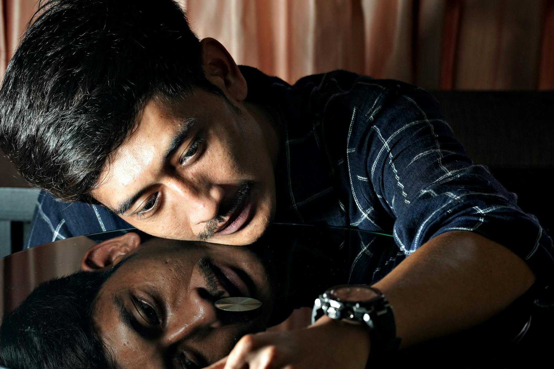 Potret Ammar Zoni sedang berbicara di konferensi teknologi, mengenakan kemeja biru dan latar belakang layar presentasi