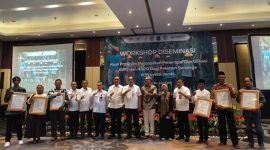 The formal handover of certification to three farmer groups, namely the Rimbo Ulu Palm Oil Farmers Association (PPSRU), the Agro Tani Lestari Consumer Cooperative (KKATL), and the Mandali Jaya Farmers Association (PPMJ).