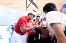 Foto : Brand Ambassador TCL Indonesia, Denny Sumargo, turut hadir menyapa pengunjung selama pameran. (Doc.Ist)