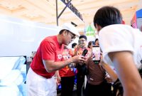 Foto : Brand Ambassador TCL Indonesia, Denny Sumargo, turut hadir menyapa pengunjung selama pameran. (Doc.Ist)