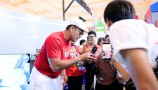 Foto : Brand Ambassador TCL Indonesia, Denny Sumargo, turut hadir menyapa pengunjung selama pameran. (Doc.Ist)