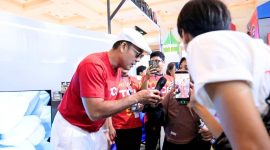 Foto : Brand Ambassador TCL Indonesia, Denny Sumargo, turut hadir menyapa pengunjung selama pameran. (Doc.Ist)