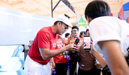 Foto : Brand Ambassador TCL Indonesia, Denny Sumargo, turut hadir menyapa pengunjung selama pameran. (Doc.Ist)