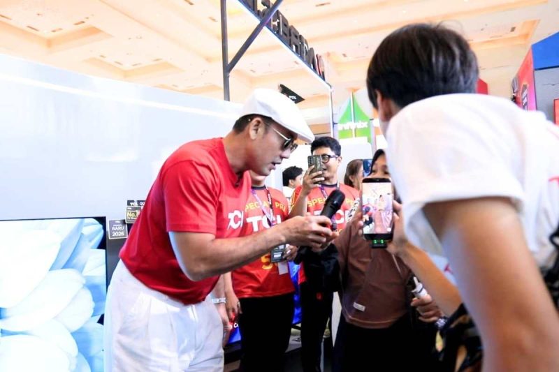 Foto : Brand Ambassador TCL Indonesia, Denny Sumargo, turut hadir menyapa pengunjung selama pameran. (Doc.Ist)