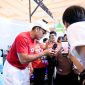 Foto : Brand Ambassador TCL Indonesia, Denny Sumargo, turut hadir menyapa pengunjung selama pameran. (Doc.Ist)