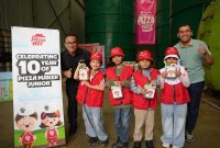 Pizza Hut Indonesia dan TUKR memberikan edukasi kepada para peserta 'Pizza Maker Junior' tentang pengelolaan limbah minyak jelantah secara tepat dan berkelanjutan, bertempat di fasilitas TUKR di Bekasi, Jawa Barat, Indonesia.