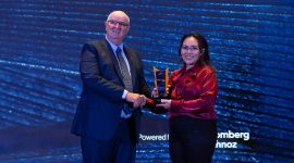 Direktur Keuangan AdaKami, Valentina Juveline (kanan) menerima penghargaan Top Company in Transparent & Responsible P2P Lending dari Chief Executive Officer Bloomberg Technoz, Roger James Finnie (kiri) pada ajang Indonesia Top Companies Recognition 2026 yang diselenggarakan oleh Bloomberg Technoz bersama Indonesia Data di Jakarta. Penghargaan ini mengukuhkan posisi AdaKami sebagai platform pembiayaan digital terpercaya pilihan masyarakat.