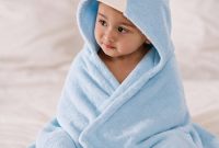 Little Luxuries by MIKI HOUSE di The Ritz-Carlton, Bali. Seorang bayi mengenakan ponco mandi premium MIKI HOUSE yang dibuat dari 100% katun untuk menjaga kehangatan dan kenyamanan si kecil setelah setiap mandi atau berenang.
