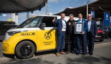 Petr Cajka, Sales & Marketing Director Europe, Giti Tire; Rainer Zietlow; Lena Kuhlmann, Official Adjudicator, Guinness World Records; Lars Krause, Head of Sales & Marketing, VWCV.