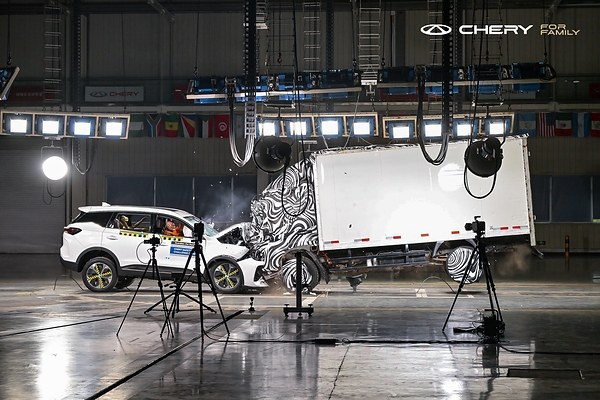 TIGGO7 undergoes a public crash test at the CHERY Brand Safety Challenge.
